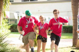 חניכה ושתי מדריכים במחנה קיץ ביג איידיה